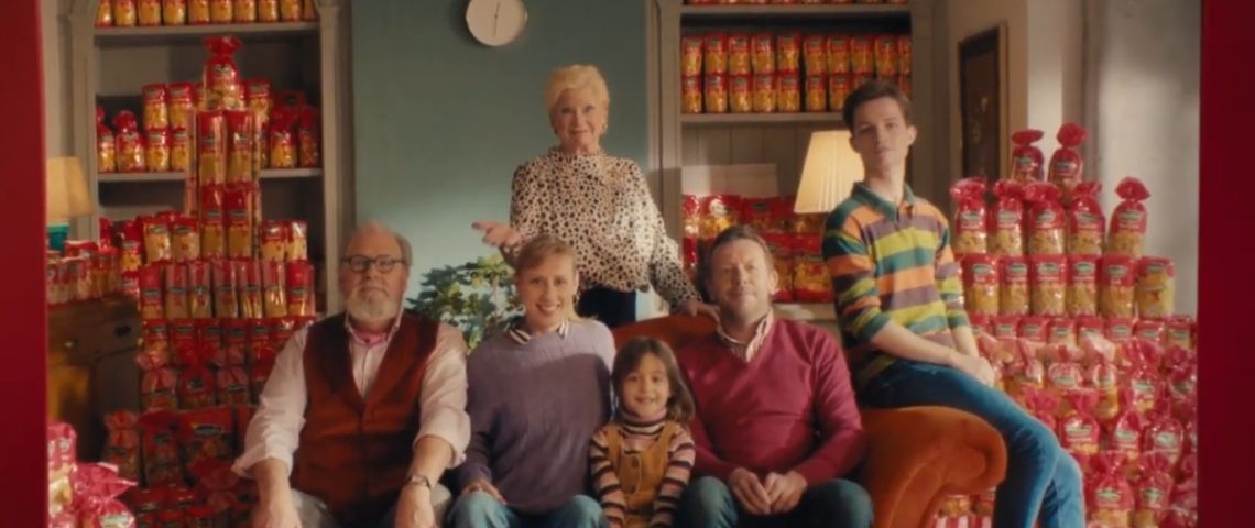 Panzani dévoile sa nouvelle campagne pubicitaire signée par l'agence Ogilvy Capture d'écran du film publicitaie Panzani, avec une famille assise sur un canapé entouré de paquets de pâtes Panzani
