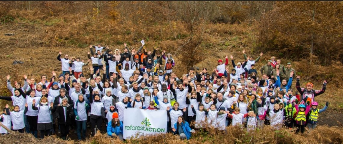 ParuVendu.fr, site de petites annonces s’est associé avec Reforest'Action t s'engage à planter un arbres toutes les 100 annonces Photo de bénévole de Reforest'Action