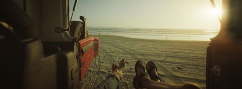 « Bright mirror » ou vivre dans un présent éternel ? Deux personnes allongées dans un van sur une plage