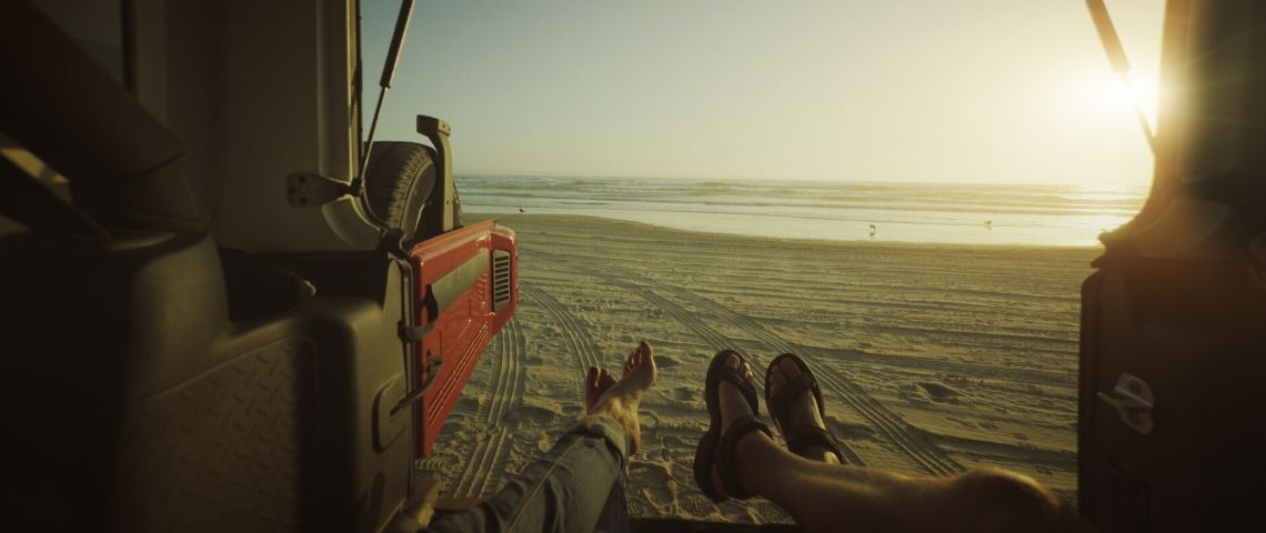 « Bright mirror » ou vivre dans un présent éternel ? Deux personnes allongées dans un van sur une plage