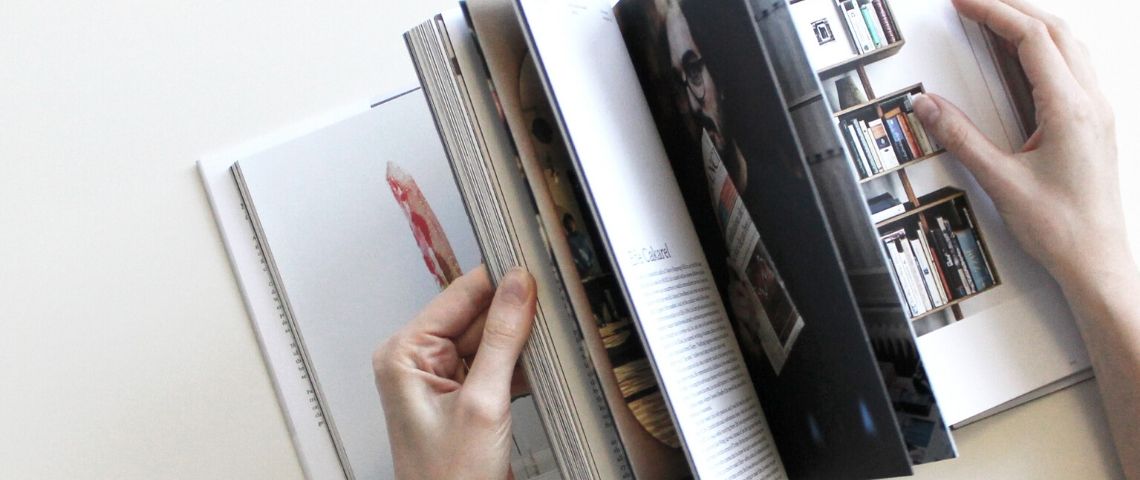 Pourquoi vous devriez vous inspirer de la presse pour votre com’ corporate Quelqu'un qui feuillette un magazine