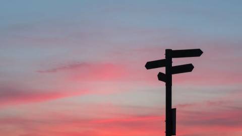 Et si la responsabilité était l’opportunité de penser notre futur ? Des panneaux directionnels sur fond de ciel rosé