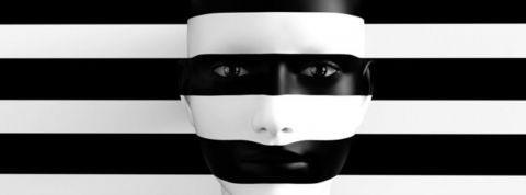 Le gouvernement américain veut stocker des données dans votre ADN Un visage peint en noir et blanc sur fond noir et blanc