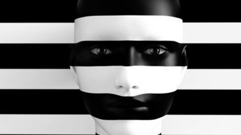 Un visage peint en noir et blanc sur fond noir et blanc