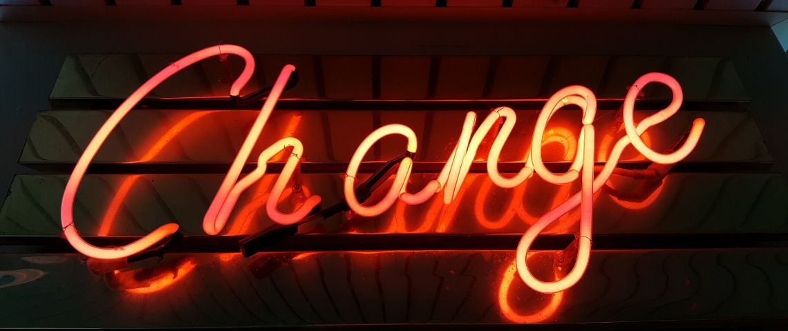 5 pièges à éviter pour une activation marketing réussie Le mot - change - en néon