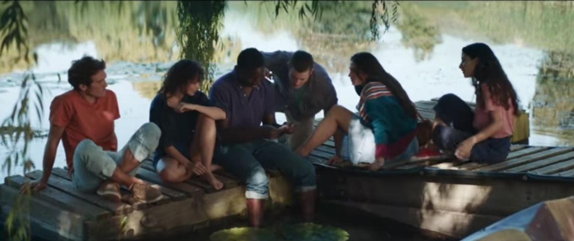 L'agence Romance signe la dernière campagne de la Française des Jeux Capture d'écra nde la vidéo avec une bande de jeunes au bord de l'eau