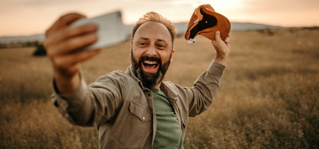 les agriculteur prennent les réseaux un agriculteur fait un selfie dans un champ