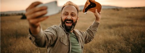 les agriculteur prennent les réseaux un agriculteur fait un selfie dans un champ