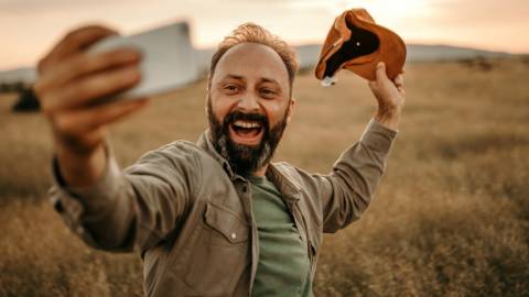 un agriculteur fait un selfie dans un champ