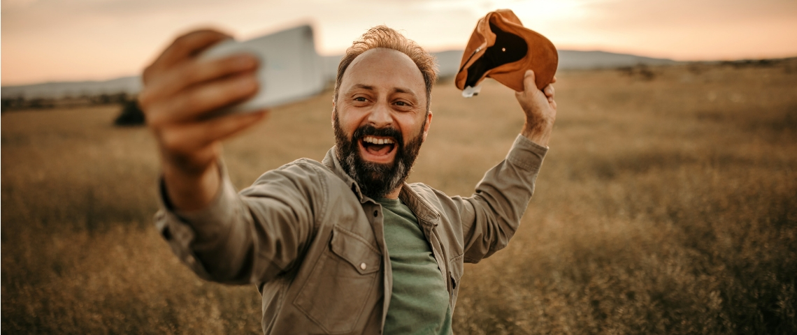 les agriculteur prennent les réseaux un agriculteur fait un selfie dans un champ