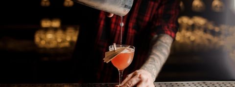 Les chiffres de la consommation de spiritueux sans alcool Un barman qui verse un cocktail dans un verre
