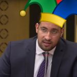 Benalla durant son audition par le sénat, avec un photomontage de chapeau de bouffon