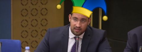 Alexandre Benalla et la stratégie du bouffon Benalla durant son audition par le sénat, avec un photomontage de chapeau de bouffon