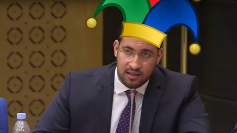 Benalla durant son audition par le sénat, avec un photomontage de chapeau de bouffon
