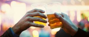 deux hommes trinquant à la bière