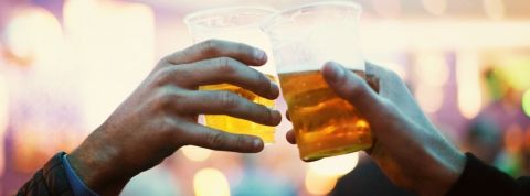 60 festivals français s’engagent à supprimer le plastique à usage unique deux hommes trinquant à la bière
