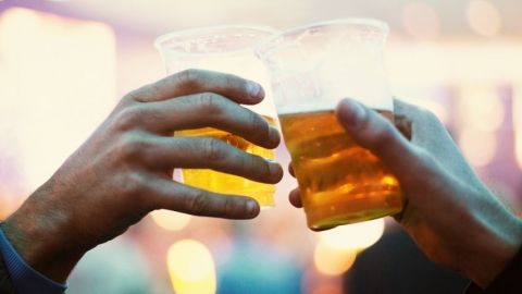 deux hommes trinquant à la bière