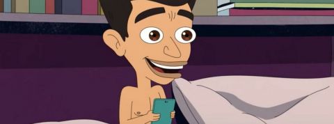 De métafiction à auto-promo, comment l’univers Netflix réussit à nous rendre accros un adolescent regarde son téléphone dans son lit