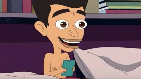 un adolescent regarde son téléphone dans son lit