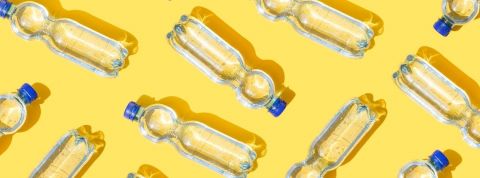 Dry January : ces marques de boisson qui ont réussi leur mois sans alcool bouteilles en plastique sur fond jaune
