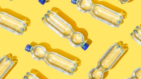 bouteilles en plastique sur fond jaune