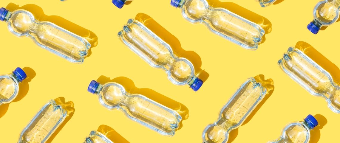 Dry January : ces marques de boisson qui ont réussi leur mois sans alcool bouteilles en plastique sur fond jaune