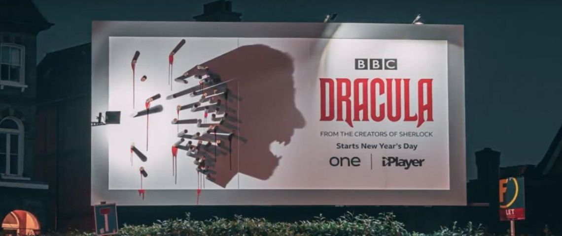 Pour la promotion de la série Dracula, la BBC One lance une campagne d'affichage originale avec des panneaux d'affichage hantés par Dracula...mais seulement la nuit Panneau d'affichage avec l'ombre de Dracula