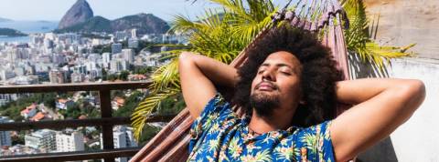 Les jeunes continuent de voyager Un homme au Brésil allongé dans un transat