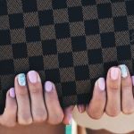 Une jeune femme tenant un sac Louis Vuitton