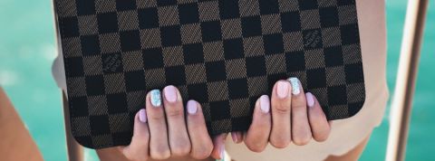 Quelles sont les meilleures marques françaises ? Une jeune femme tenant un sac Louis Vuitton