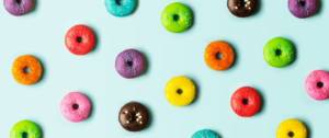 Des donuts de toutes les couleurs sur fond bleu