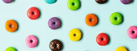 Les tendances food 2020 de Wunderman Thompson Des donuts de toutes les couleurs sur fond bleu