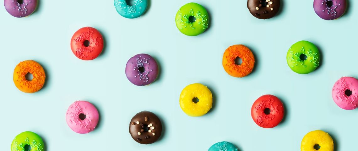 Des donuts de toutes les couleurs sur fond bleu