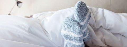 La génération Z passe ses nuits sur Skype Une paire de pieds avec des chaussettes dans un lit