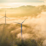 Des éoliennes perdues dans les nuages