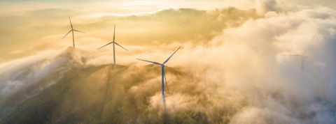 Quel futur pour l'énergie ? Des éoliennes perdues dans les nuages