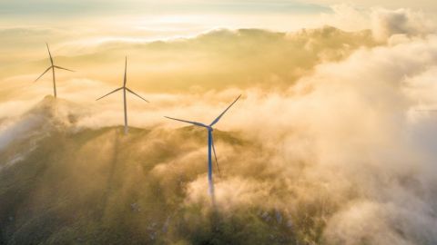Des éoliennes perdues dans les nuages