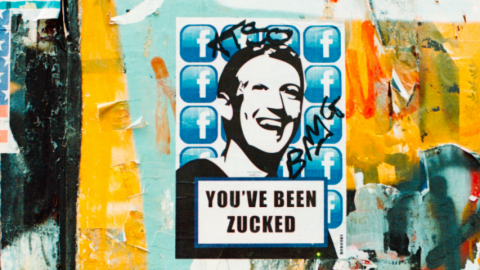 Le visage en noir et blanc de Mark Zuckerberg sur un mur taggé