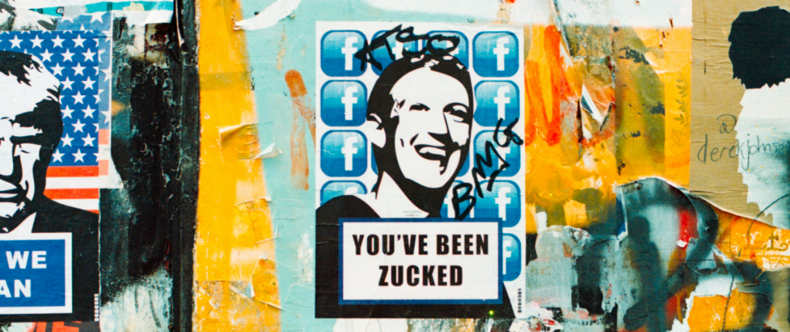 Facebook ne luttera pas contre la désinformation. Le visage en noir et blanc de Mark Zuckerberg sur un mur taggé