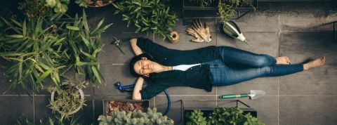 La biophilie au bureau : une vraie tendance, « pas un truc de bobo » une femme allongée sur toit après avoir jardiné