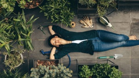 une femme allongée sur toit après avoir jardiné