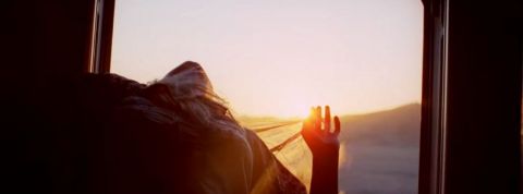 Quand les pubs se prennent pour des films d’auteurs mélodramatiques une femme sort la tête hors d'un train