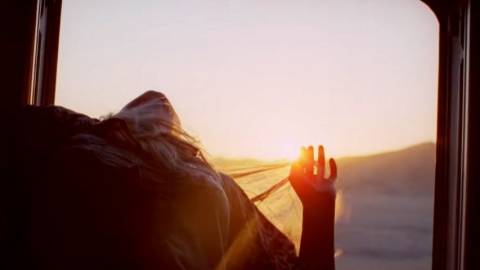 une femme sort la tête hors d'un train