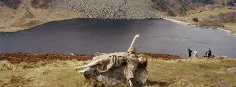 Simone Rocha AW16. une femme allongée sur un rocher