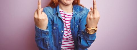 Amazon a une idée : transformer votre main en carte bancaire Femme portant une veste en jean fait deux doigts d'honneur face à la caméra