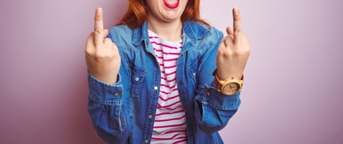 Amazon a une idée : transformer votre main en carte bancaire Femme portant une veste en jean fait deux doigts d'honneur face à la caméra