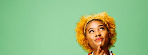 Greenly, l'app qui calcule notre empreinte carbone et récompense nos gestes écolos Une femme a l'air étonnée sur fond blanc