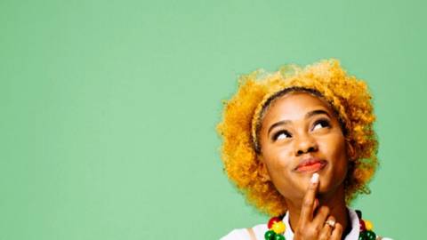 Une femme a l'air étonnée sur fond blanc