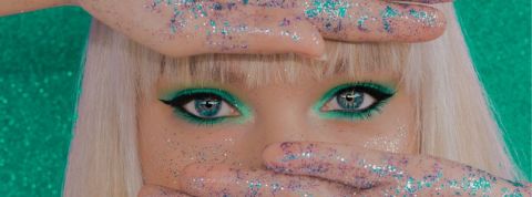 Génération Z, qui sont-ils ? Une femme blonde avec du maquillage vert sur les yeux
