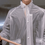 Un homme qui tient une hache